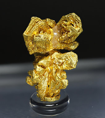 Gold (spinel twin). Front / Photo: Joaquim Calln