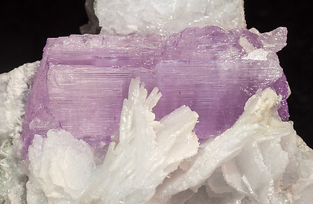 Spodumene (variety kunzite) with Albite (variety Cleavelandite). 