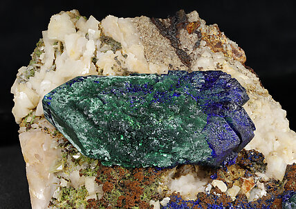 Doubly terminated Azurite with Malachite and Dolomite. Detail / Photo: Joaquim Callén