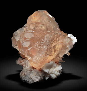 Fluorite (octahedral) with Quartz and Dolomite. Front / Photo: Joaquim Calln