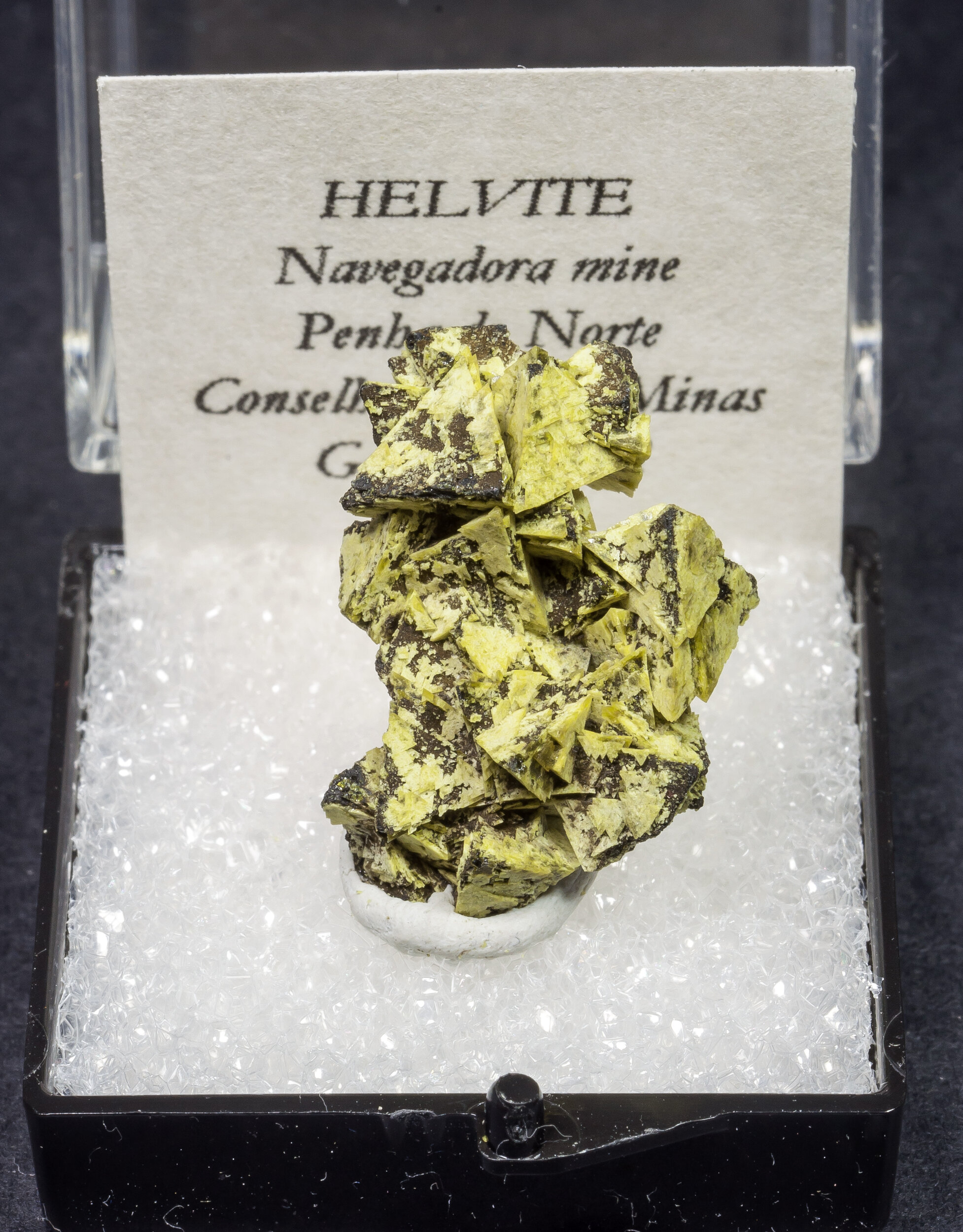 specimens/s_imagesAM7/Helvite-MK26AM7f1.jpg