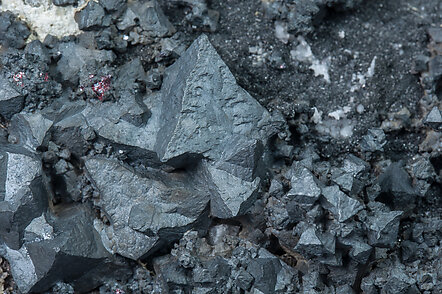 Acanthite with Siderite and Proustite. 