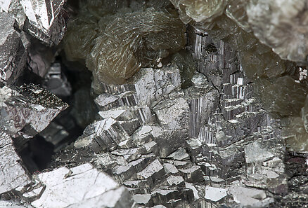 Arsenopyrite with Quartz, Muscovite and Chlorite. 