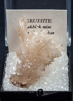 Cerussite. Front