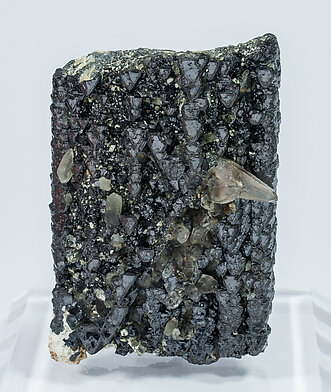 Magnetita (variedad titanfera) con Microclina y Cuarzo. Vista posterior