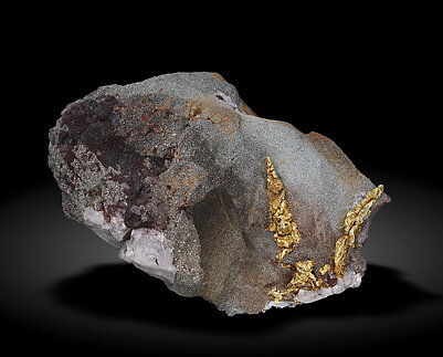 Gold with Quartz and Pyrite. Front / Photo: Joaquim Callén