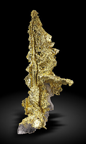 Gold (spinel twin) with Quartz. Front / Photo: Joaquim Calln