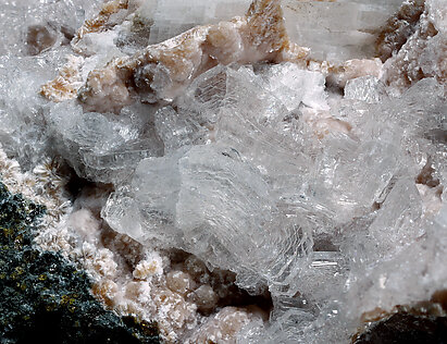 Imayoshiite with Bultfonteinite, Shinichengite, Datolite (variety bakerite) and Andradite. Detail / Photo: Joaquim Calln