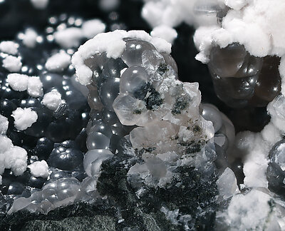 Imayoshiite and Shinichengite with Fluorapophyllite-(K) and Datolite (bakerite variety). Detail / Photo: Joaquim Calln