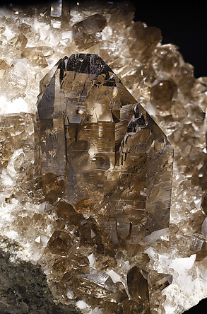 Quartz (variety smoky & gwindel) with Albite. Detail / Photo: Joaquim Calln