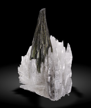 Elbaite with Albite (variety cleavelandite). Side / Photo: Joaquim Calln