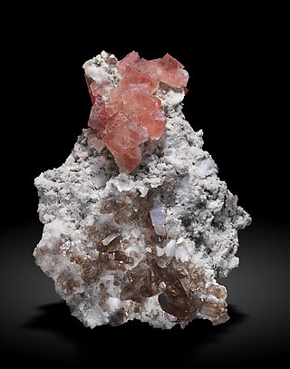 Fluorite (octahedral) with Quartz (variety smoky) and Albite. Front / Photo: Joaquim Calln