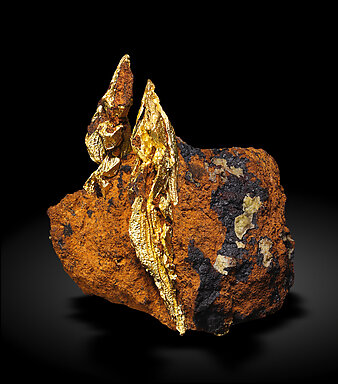 Gold (spinel twin). Side / Photo: Joaquim Calln