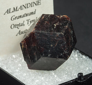 Almandine. Side