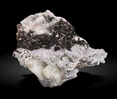 Hubeite with Calcite. Front / Photo: Joaquim Calln