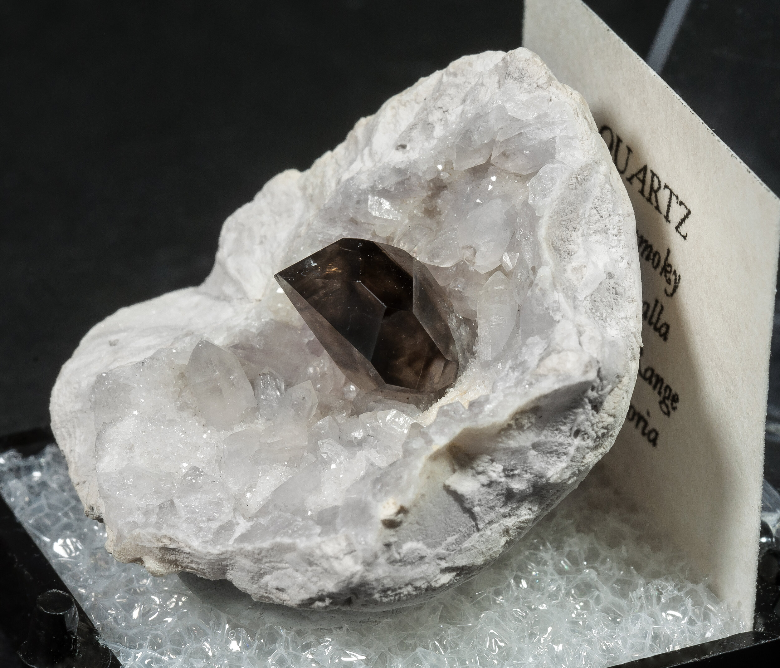 specimens/s_imagesAO0/Quartz_smoky-TVR11AO0s.jpg