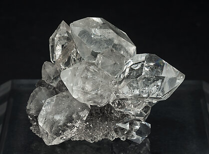 Quartz with hydrocarbon inclusions. Side