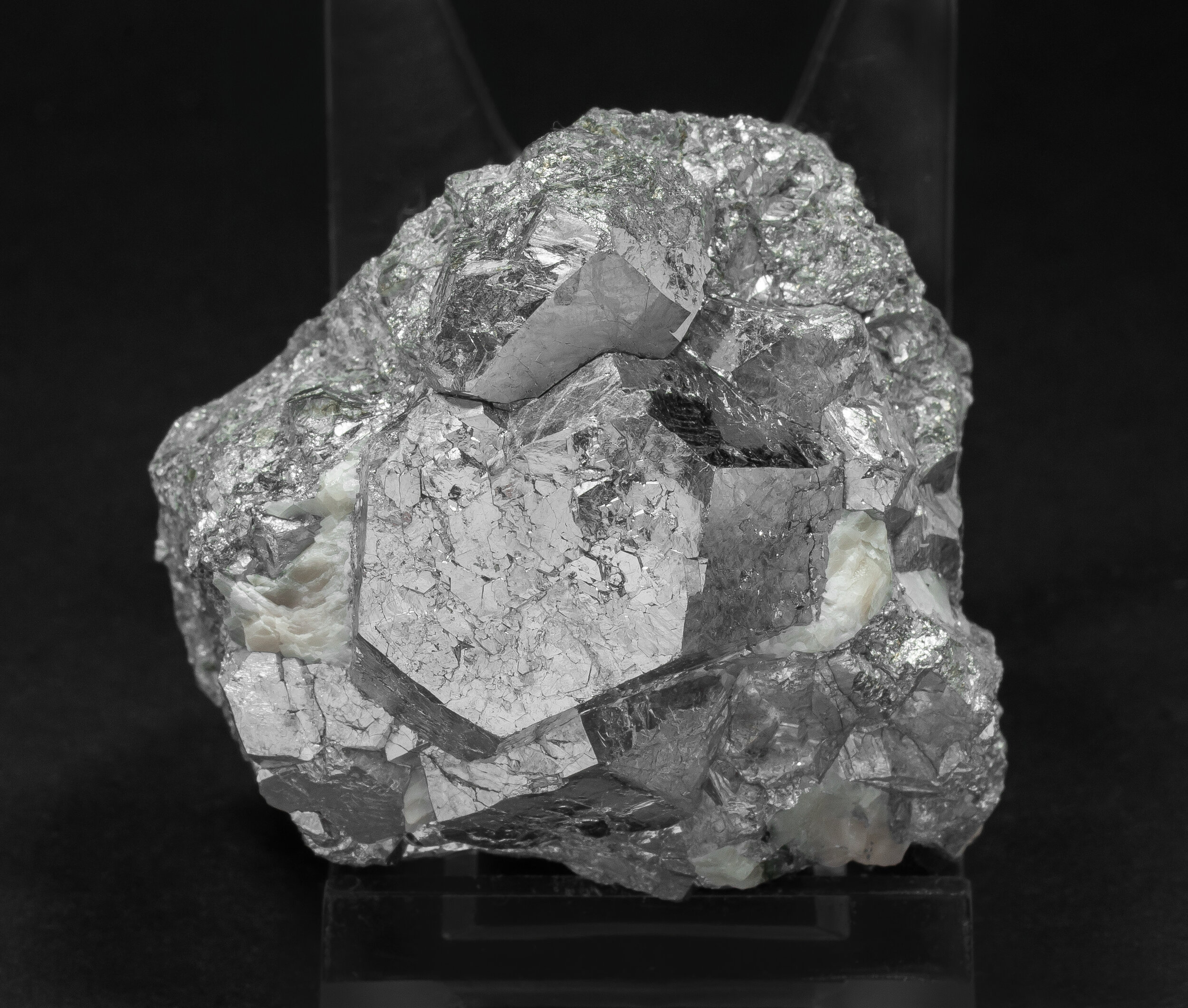 specimens/s_imagesAO2/Skutterudite-JFD105AO2f.jpg