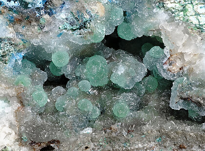 Cuprodongchuanite with Hemimorphite and Veszelyite. Detail / Photo: Joaquim Calln