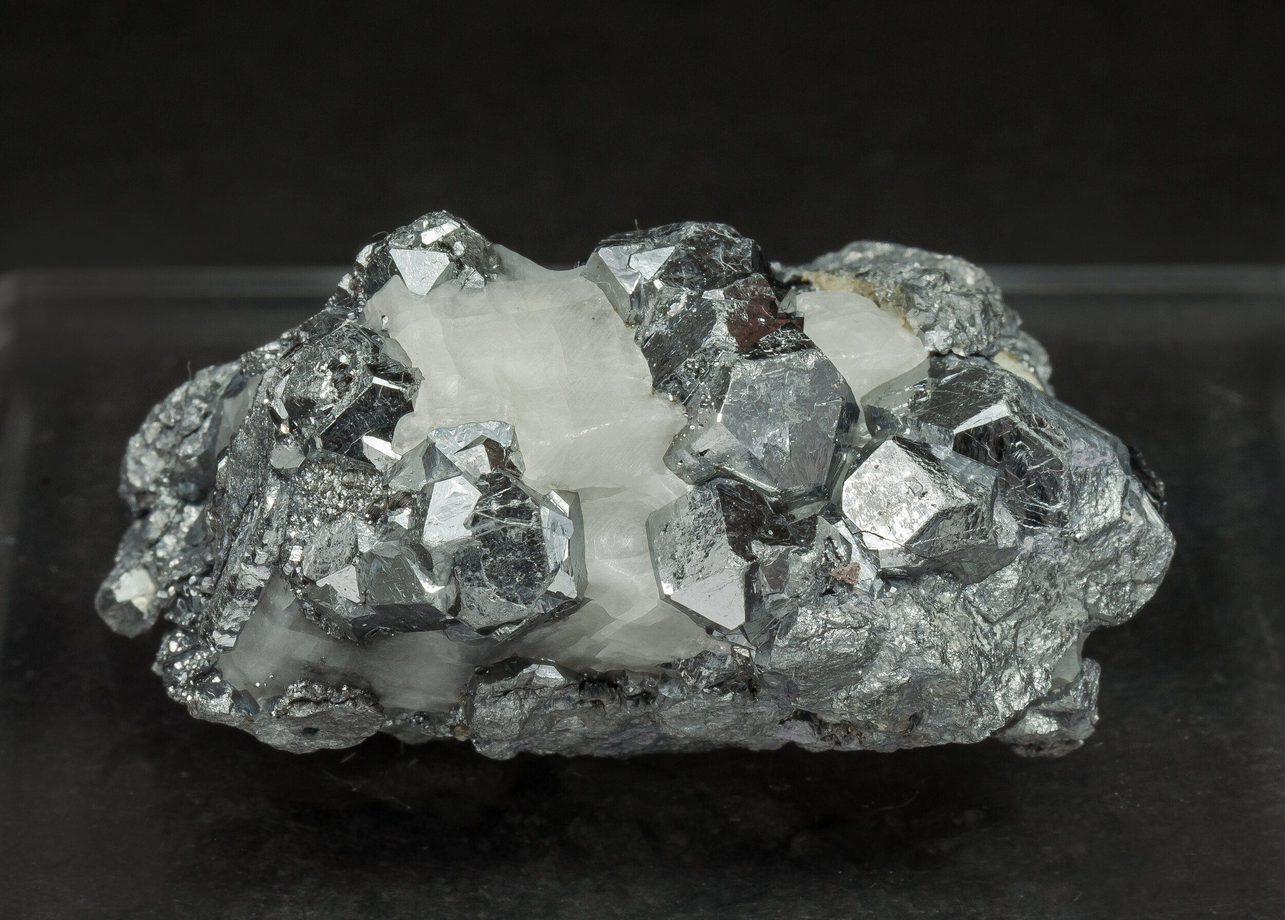 specimens/s_imagesAO3/Skutterudite-JFD113AO3f.jpg