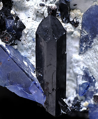 Benitoite with Neptunite on Natrolite. Detail / Photo: Joaquim Calln