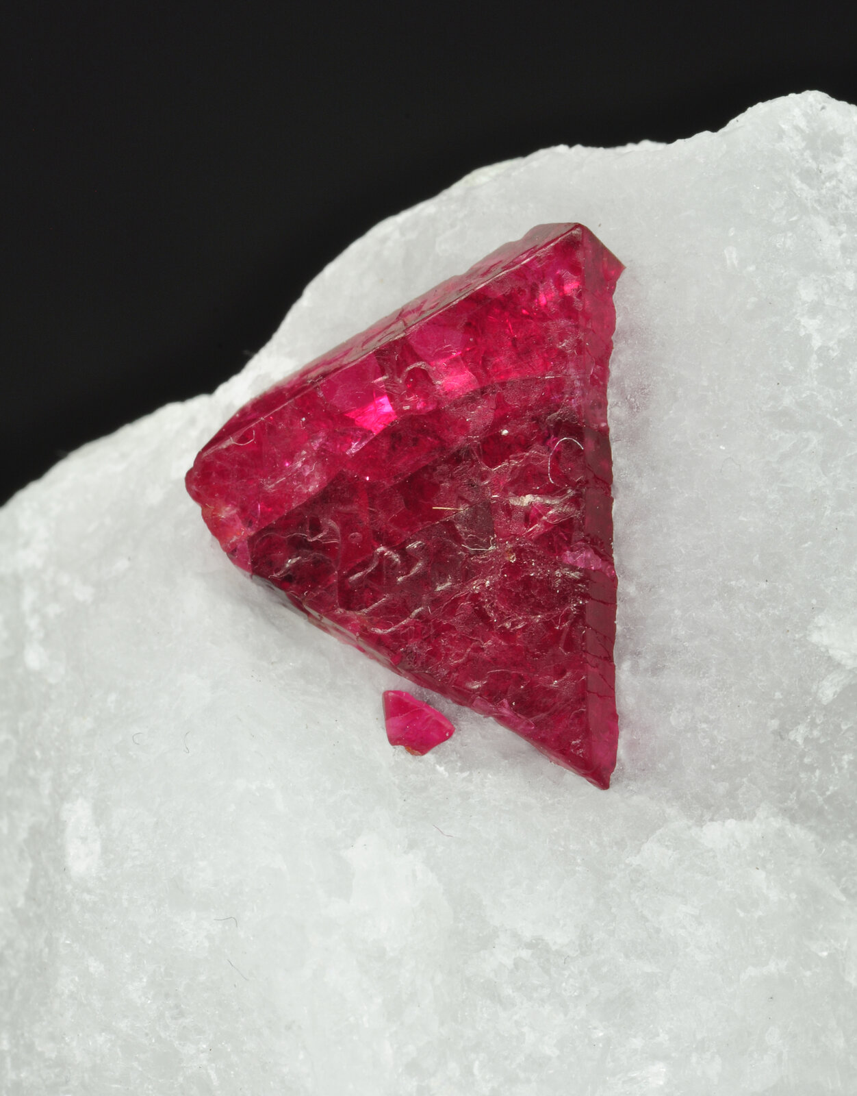 specimens/s_imagesAO5/Spinel-BLA86AO5d.jpg