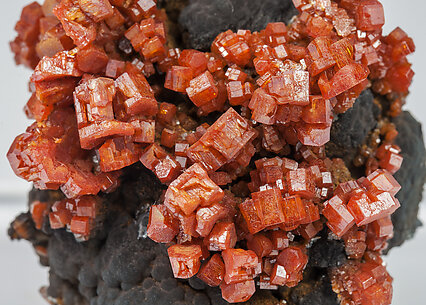 Vanadinite on manganese oxides. 