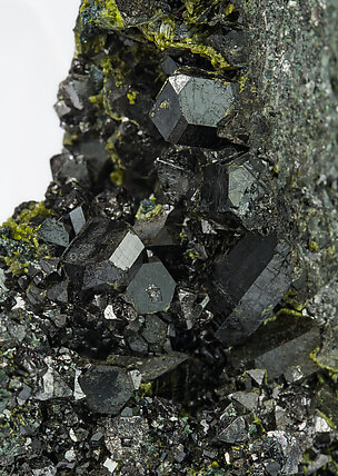 Allanite-(La) zoned with Epidote. 