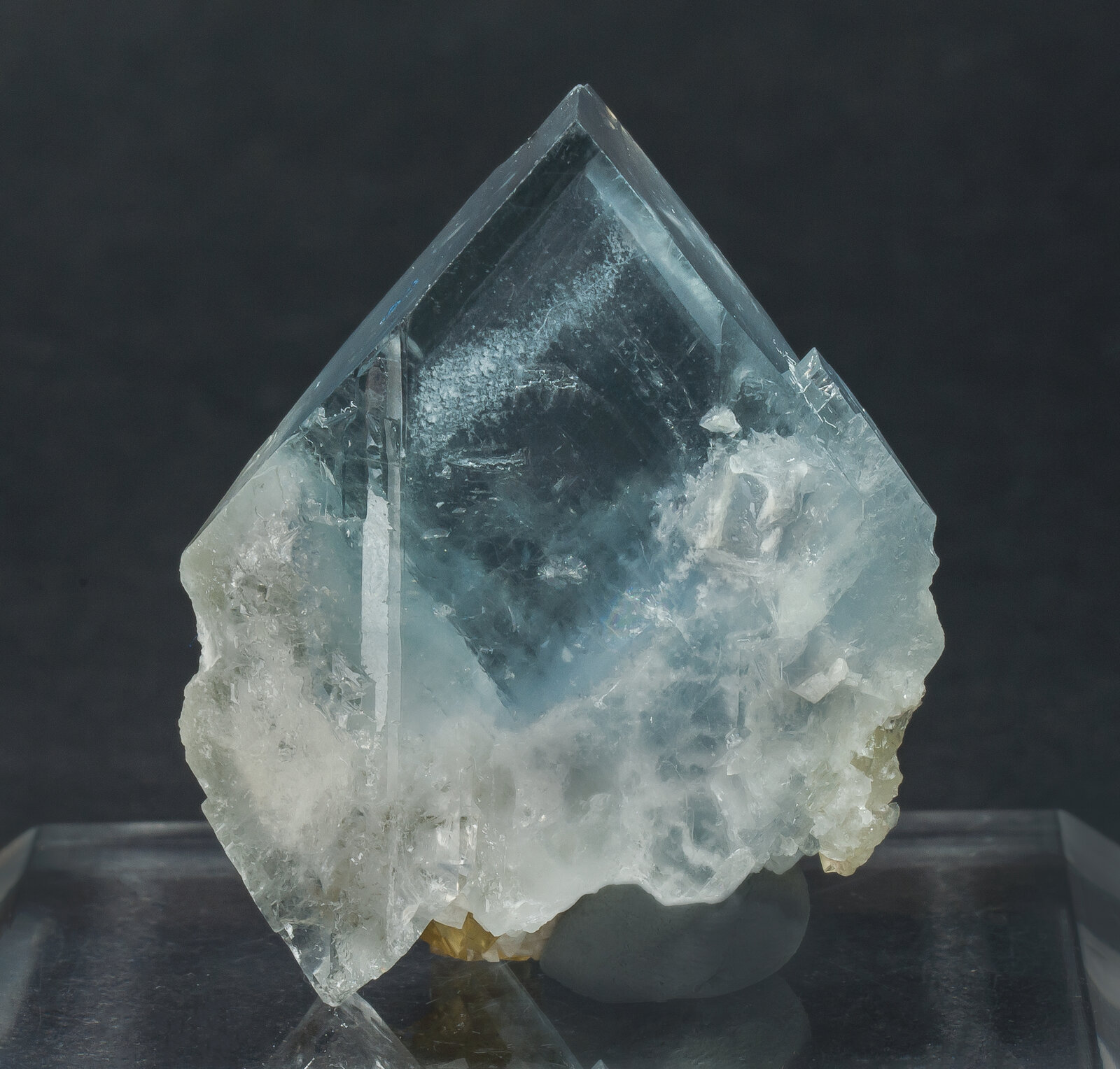 specimens/s_imagesAO6/Baryte-JFD137AO6f.jpg