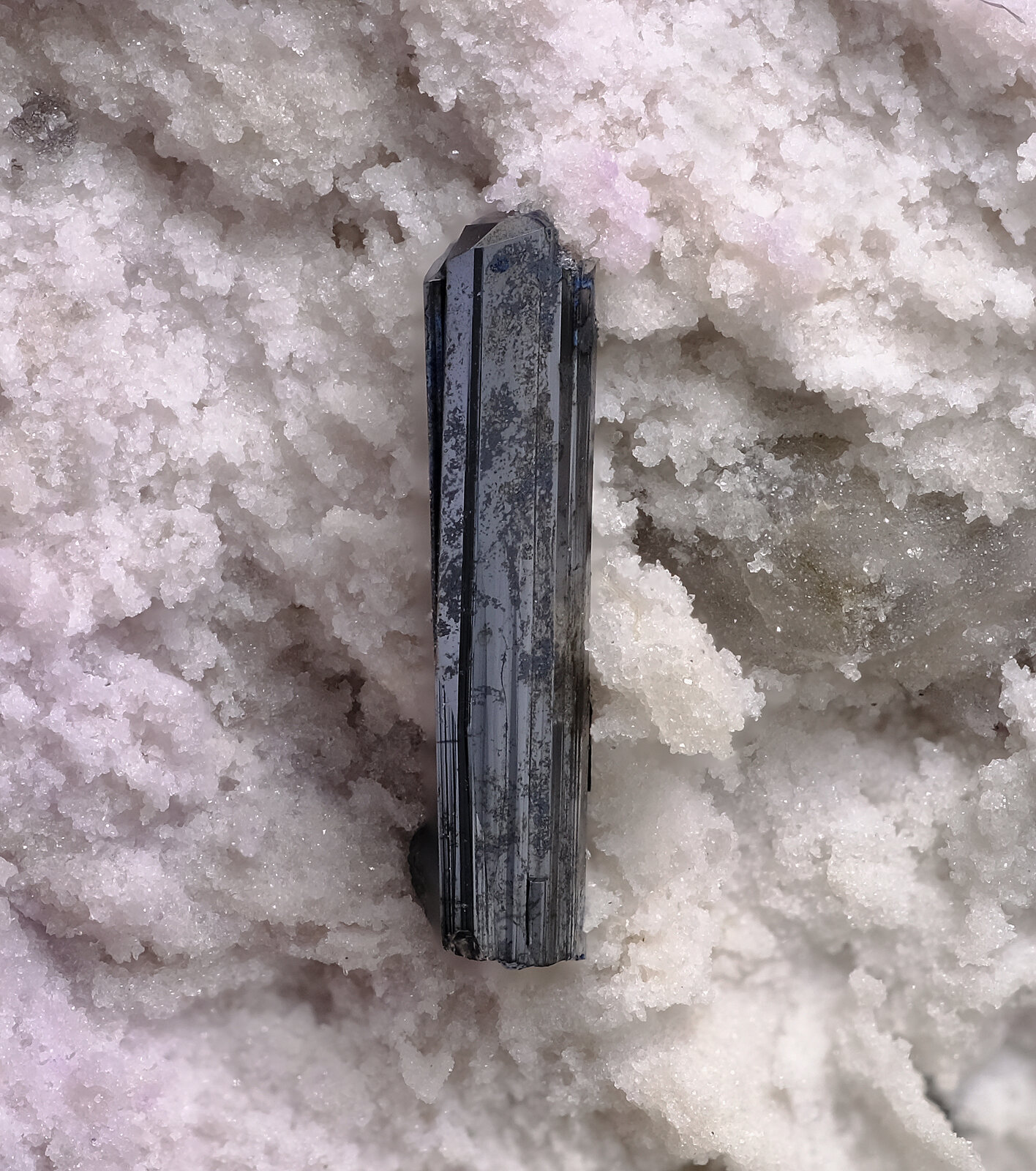 specimens/s_imagesAO6/Bixbyite-BFG56AO6-2090-d2.jpg