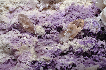 Bixbyite with Topaz, Fluorite and Pseudobrookite. Detail / Photo: Joaquim Calln