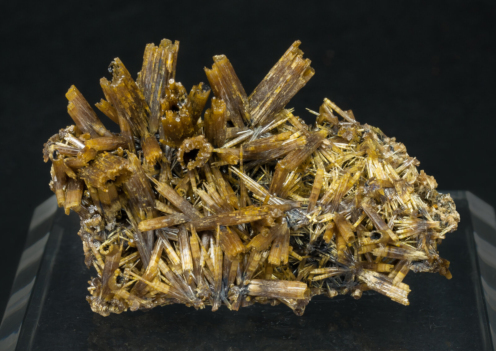 specimens/s_imagesAO8/Vanadinite-EGR66AO8f.jpg