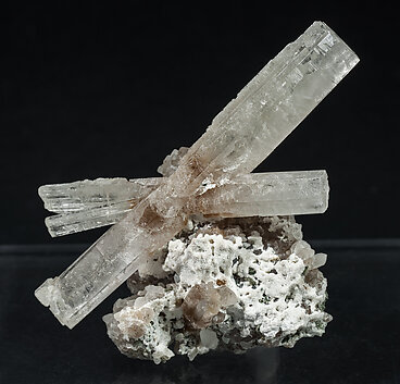 Aragonite. Front