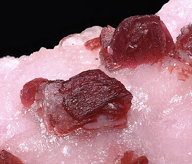 Roselite on Calcite. Detail / Foto: Joaquim Calln