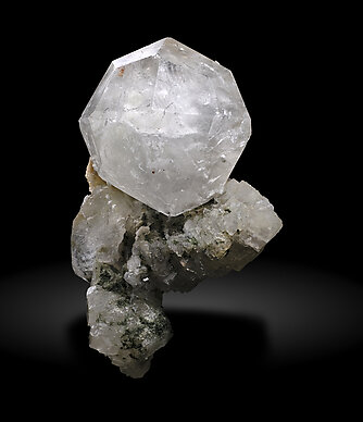 Analcime with Quartz. Front / Photo: Joaquim Calln