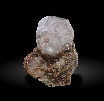 Analcime with Quartz. Side / Photo: Joaquim Calln