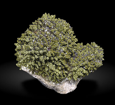 Chalcopyrite with Calcite. Front / Photo: Joaquim Calln