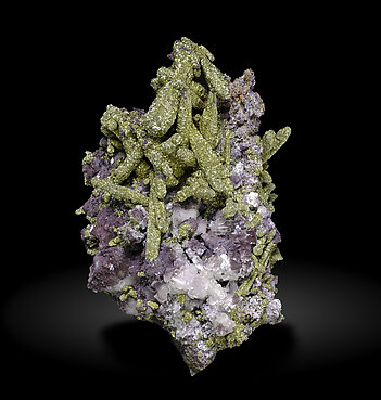 Chalcopyrite with Calcite. Front / Photo: Joaquim Calln