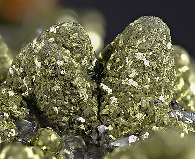 Chalcopyrite with Calcite. Detail / Photo: Joaquim Calln