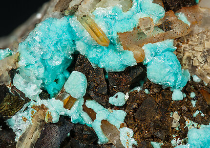 Aurichalcite with Chalcopyrite, Baryte and Quartz. 