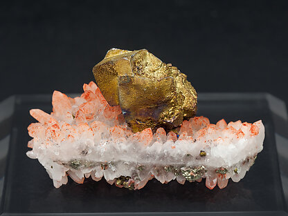 Chalcopyrite coating Tennantite-Tetrahedrite on Quartz with iron oxides inclusions. Rear