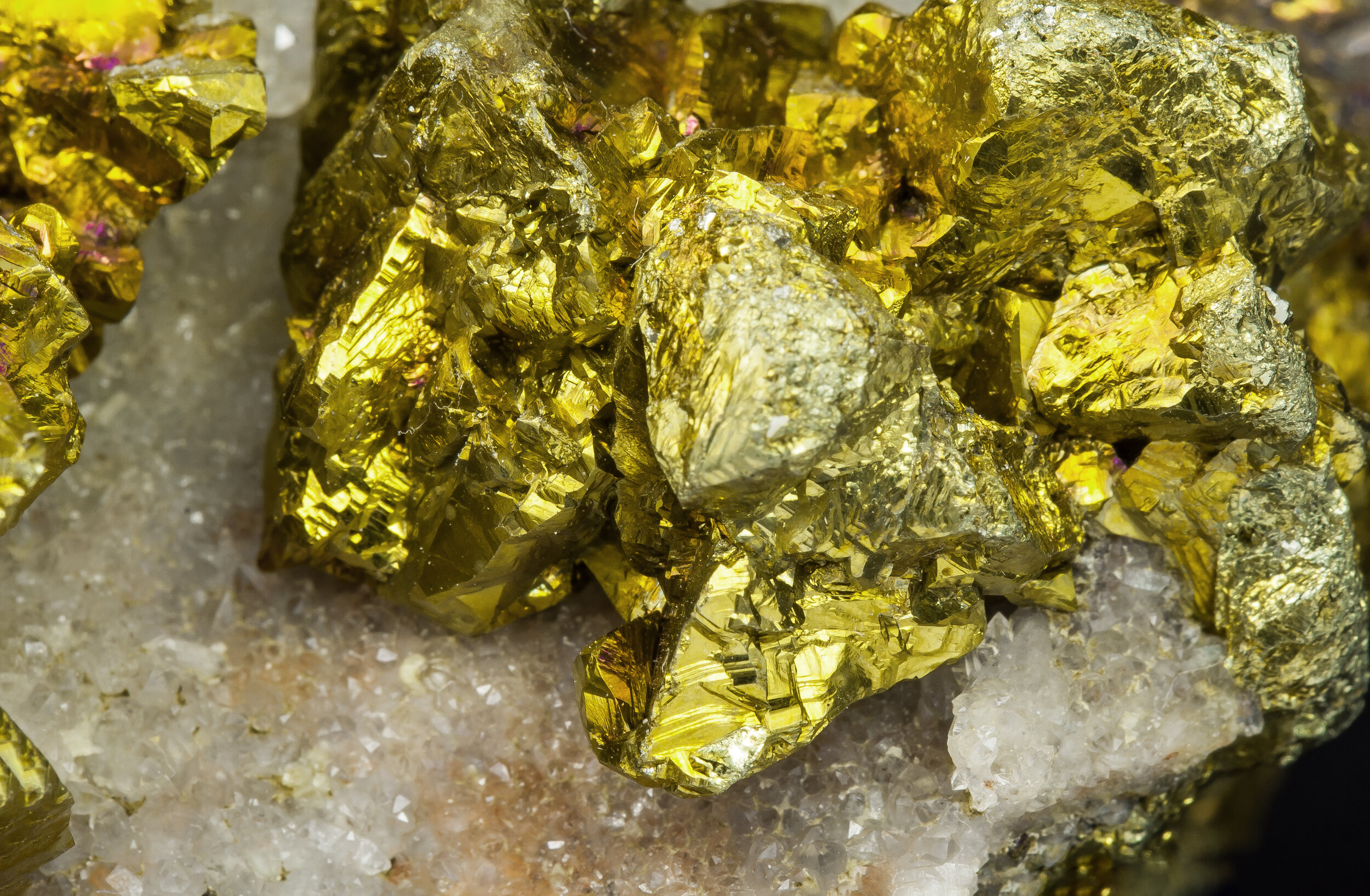 specimens/s_imagesAP3/Chalcopyrite-ETB51AP3d.jpg
