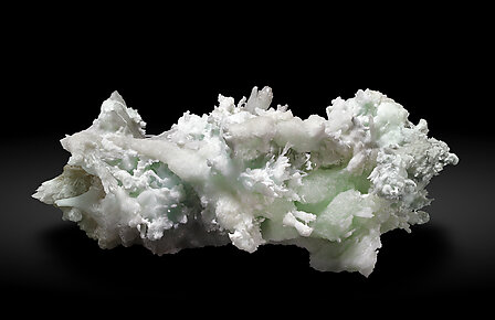 Aragonite (variety Cu-bearing). Side / Photo: Joaquim Calln