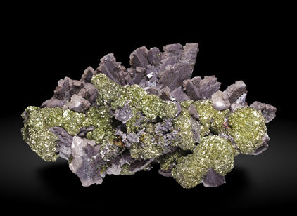 Chalcopyrite with Calcite. Front / Photo: Joaquim Calln