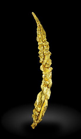 Gold (spinel twin). Front / Photo: Joaquim Calln