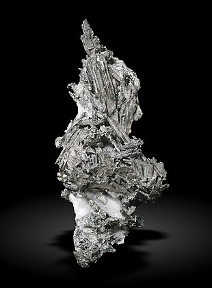 Allargentum on Calcite. Front / Photo: Joaquim Calln