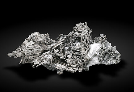 Allargentum on Calcite. Side / Photo: Joaquim Calln