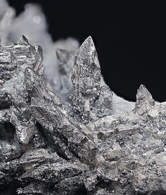 Allargentum after Dyscrasite on Calcite. Detail / Foto: Joaquim Calln