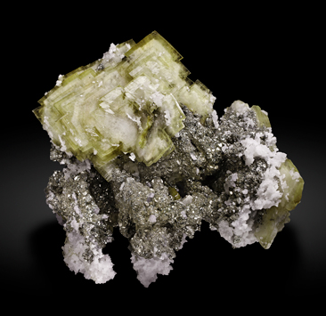 Baryte with Pyrite and Quartz. Front / Photo: Joaquim Calln