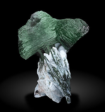 Kolwezite and Malachite after Co-rich Dolomite on Malachite and Chrysocolla after Baryte. Front / Photo: Joaquim Calln